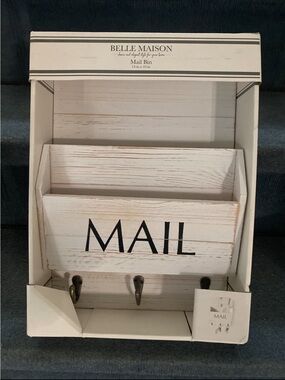 Belle Maison White Rustic Mail Bin with Hooks